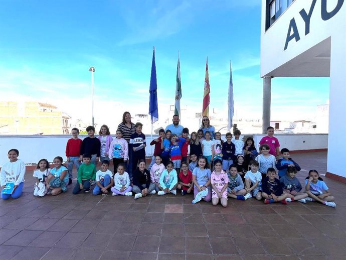Alumnos del Colegio Vicente Aleixandre de La Algaba con el alcalde de la localidad