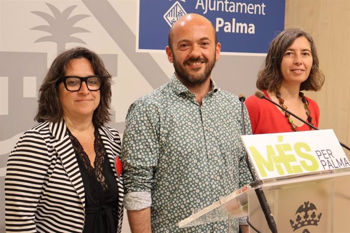 Los regidores del grupo municipal de MÉS per Mallorca, Kika Coll, Miquel Àngel Contreras y Neus Truyol, a 6 de mayo de 2024. 