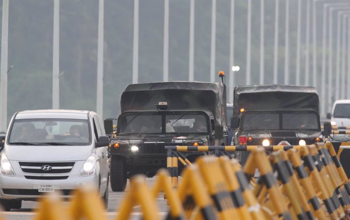 Archivo - Varios vehículos militares atraviesan un puente en la ciudad de Paju, cerca de la frontera 'de facto' que separa las dos Coreas.