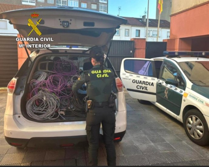 Un agente de la Guardia Civil con el material recuperado tras el robo.
