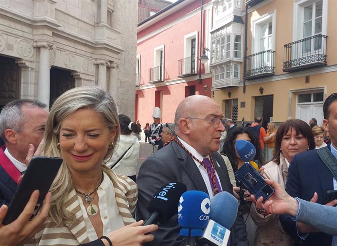 El alcalde de Valladolid, Jesús Julio Carnero, en declaraciones a los medios de comunicación.