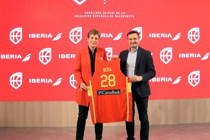 La presidenta de la Federación Española de Baloncesto (FEB), Elisa Aguilar, y el CEO y presidente de Iberia, Marco Sansavini, en el acto de renovación del patrocinio de la compañía aérea con la federación hasta 2028.