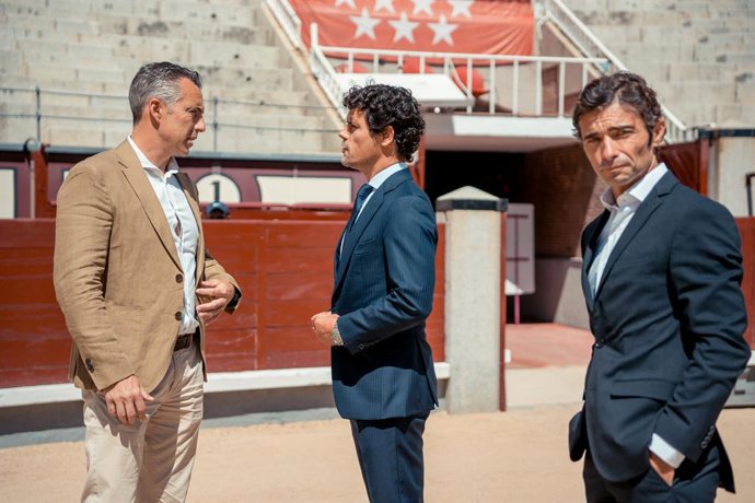 Archivo - (I-D) El consejero de Medio Ambiente, Agricultura e Interior de la Comunidad de Madrid, Carlos Novillo; el director del Centro de Asuntos Taurinos, Miguel Abellán, y el director de la Escuela Taurina, Fernando Robleño, durante la presentación 