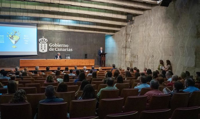El presidente de Canarias, Fernando Clavijo, inaugura unas jornadas en Santa Cruz de Tenerife con motivo del décimo aniversario de la directiva europea sobre contratación pública