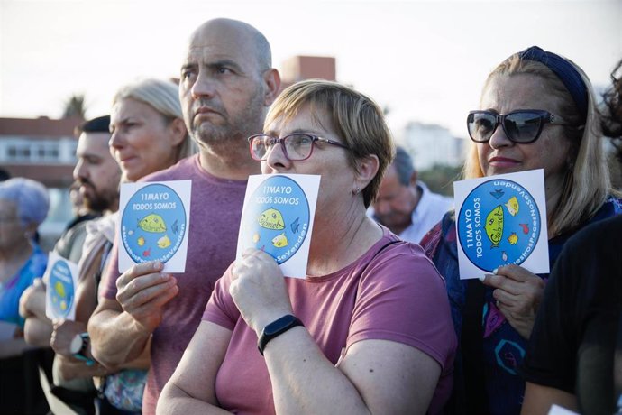 Unas 700 personas arropan a la madre del niño Gabriel Cruz en una concentración contra un documental sobre su hijo en Almería. 