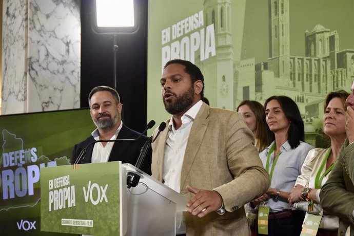 El secretario general y candidato de VOX a las elecciones catalanas del 12 de mayo, Ignacio Garriga, interviene tras el recuento de votos durante seguimiento de la jornada electoral de elecciones autonómicas de Cataluña.
