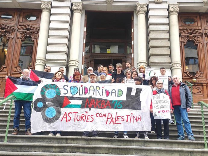 Integrantes de la Plataforma Asturies con Palestina y los diputados Jacinto Braña (PSOE), Xabel Vegas (IU) y Covadonga Tomé (Grupo Mixto) muestran su apoyo a los activistas Javier Arjona y Ana García Calleja tras recibir una carta amenazante