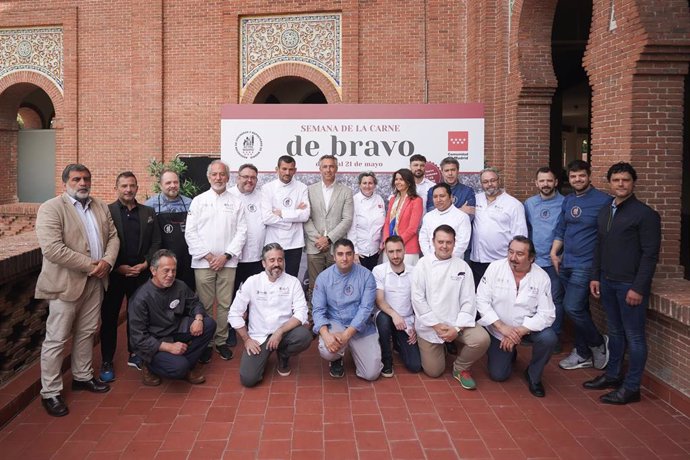 El consejero de Medio Ambiente, Agricultura e Interior de la Comunidad, Carlos Novillo, en la presentación de la Semana de Carne de Bravo junto a miembros de restaurantes participantes en esta edición.