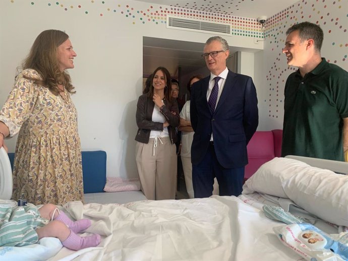 El consejero de Salud, Juan José Pedreño, visita la Unidad de hospitalización de pacientes pediátricos crónicos complejos y con necesidades paliativas en el hospital infantil Virgen de la Arrixaca