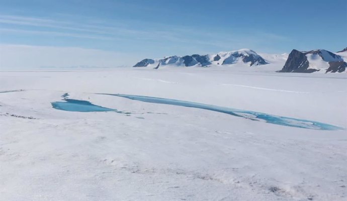 Se forma un charco de agua derretida encima de la plataforma de hielo. El repetido llenado y drenaje de las piscinas debilita el hielo.