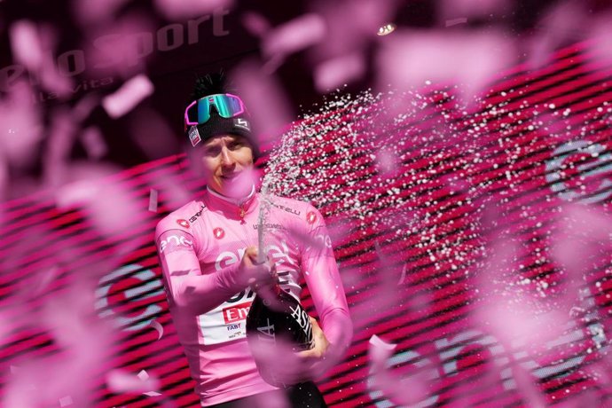 Tadej Pogacar en el podio como maglia rosa del Giro de Italia 2024