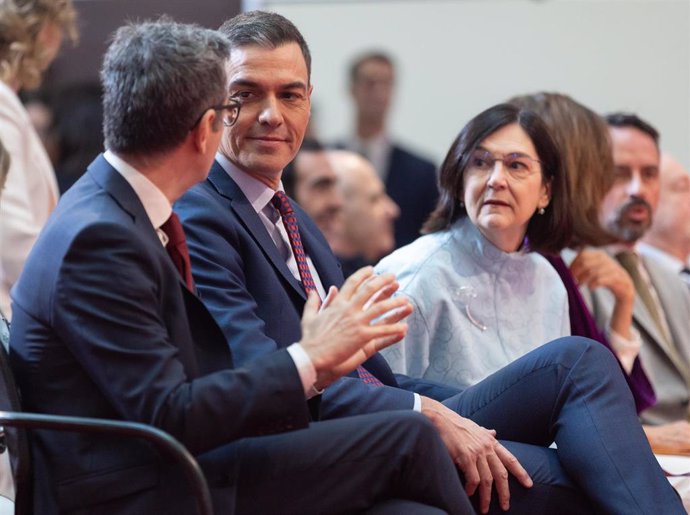 Archivo - (I-D) El ministro de la Presidencia, Relaciones con las Cortes y Justicia, Félix Bolaños; el presidente del Gobierno, Pedro Sánchez y la presidenta de la CNMV, Cani Fernández, durante un acto con motivo del Día Internacional de la Protección de 