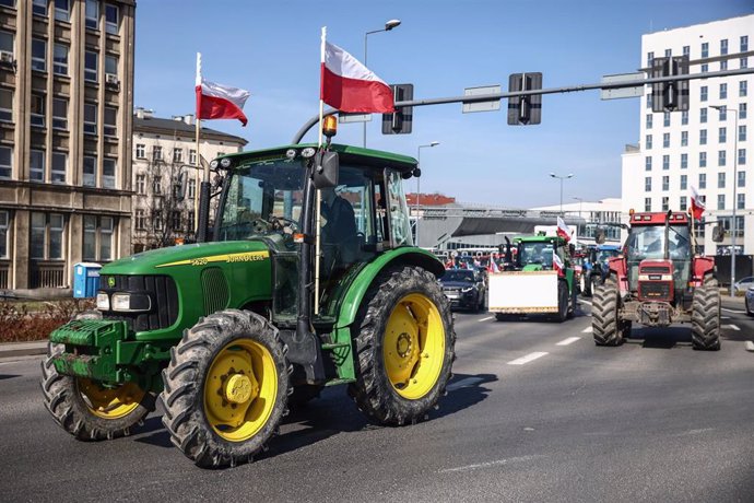 Archivo - March 20, 2024, Krakow, Poland: Farmers drive tractors into the city during a nationwide protest against EU 'Green Deal' climate policies and cheap Ukrainian agricultural products imports. Krakow, Poland on March 20th, 2024. Polish farmers are d