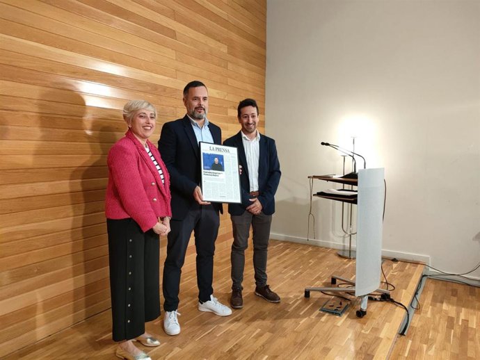 La presidenta de la APR, Ana Castellanos, en compañía del vocal de la Junta, Manuel Martín, entregan el premio 'Gran Reserva' al periodista Sergio Caneda -en el centro-