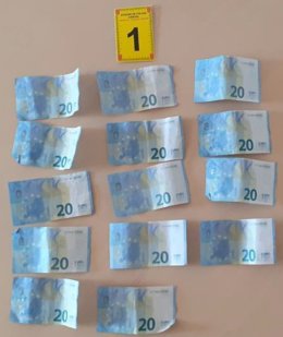 Algunos de los billetes falsos decomisados