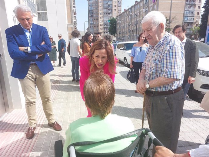 La alcaldesa de Zaragoza, saluda a algunas de las personas mayores beneficiadas por las obras de rehabilitación de vivienda.