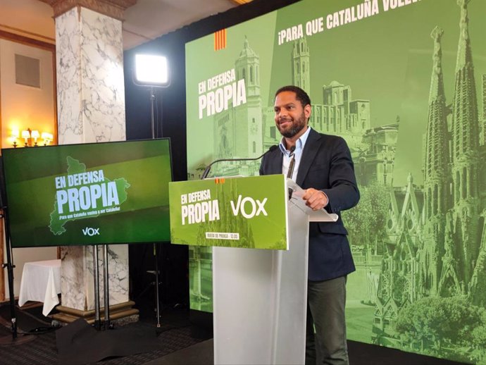 El candidato de Vox a las elecciones catalanas, Ignacio Garriga, valorando los resultados de los comicios, en Barcelona, a 13 de mayo de 2024.