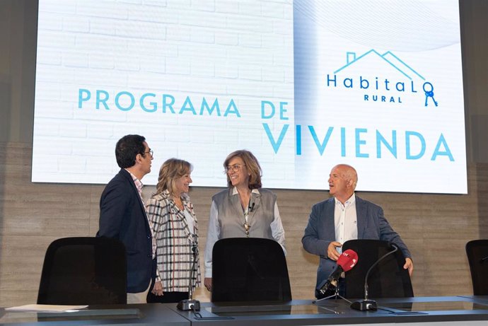 La presidenta de la Diputación de Palenca, Ángeles Armisén, acompañada de la vicepresidenta primera, María José de  Fuente; del vicepresidente segundo y diputado de Acción Territorial, Urbano Alonso, y del diputado de Servicios Sociales