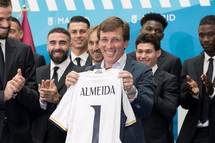 El alcalde de Madrid, José Luis Martínez-Almeida (c), durante la recepción del Real Madrid Club de Fútbol, en el Palacio de Cibeles