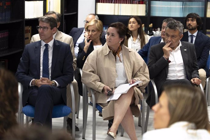 La decana del Registro de la Propiedad en La Rioja, Maria del Pilar Oliva, junto con el presidente del Gobierno riojano, Gonzalo Capellán, y el alcalde de Logroño, Conrado Escobar