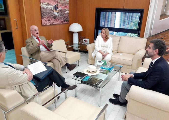 El consejero de Agricultura, Pesca, Agua y Desarrollo Rural, Ramón Fernández-Pacheco, se ha reunido con la Asociación de Comunidades de Regantes de Andalucía (Feragua).