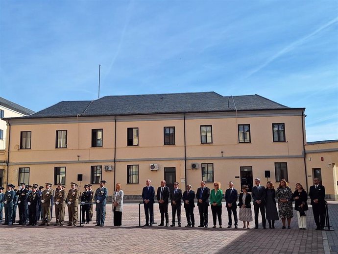 El teniente coronel Benito Donate, con la subdelegada del Gobierno, marian Rueda, acompañados por als autoridades militares y Civiles de la provincia, durante el acto de homenaje