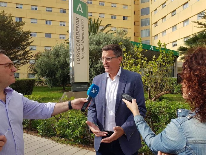 Sánchez Teruel atiende a los medios a las puertas del Hospital Universitario Torrecárdenas, en Almería