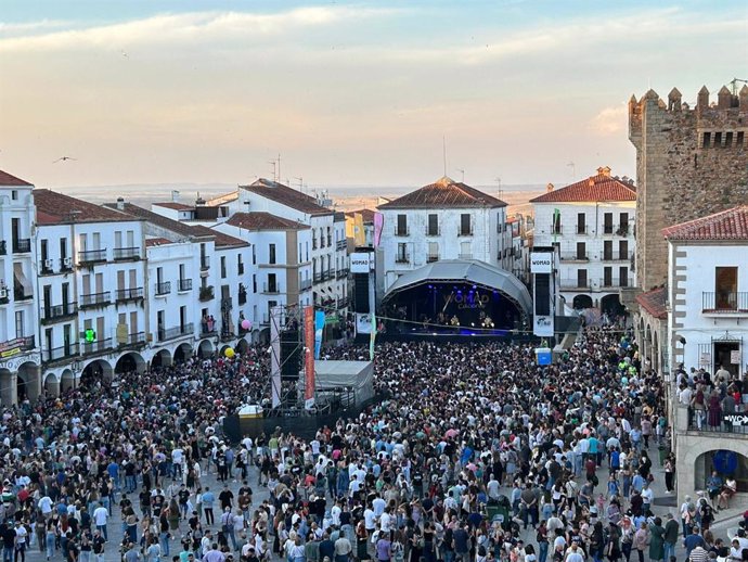 Uno de los conciertos del festival Womad 2024 en la Plaza Mayor de Cáceres