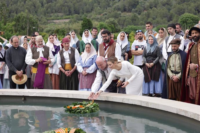 La presidenta del Govern, Marga Prohens, participa en la ofrenda de coronas al Monumento a los héroes del 11 de mayo en Sóller