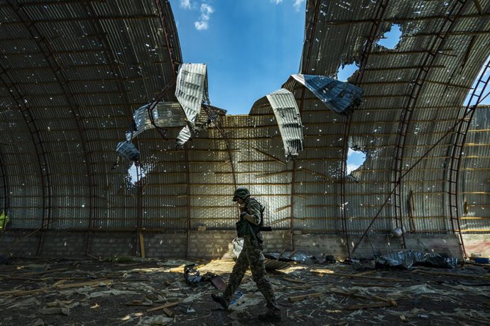 Archivo - June 12, 2022, Zaporizhzhia, Ukraine: A ukrainian soldier walks inside a destroyed barn by russian shelling near the frontline of the Zaporizhzhia province, Ukraine. Harvest can not be collected in the area because the constant combats between r