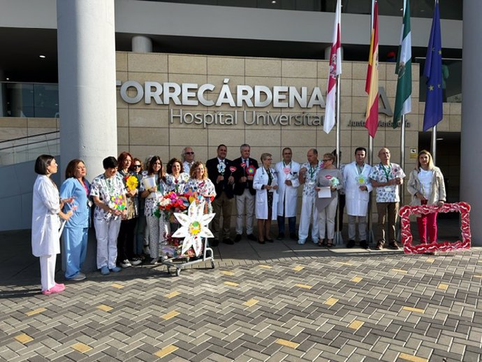 Reparto de flores por el 'Día del niño hospitalizado' en el Materno-Infantil de Almería.