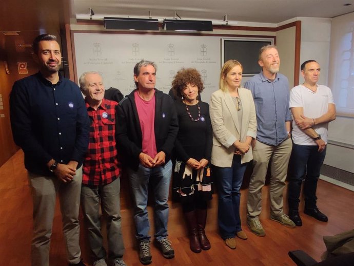 La diputada del Grupo Mixto, Covadonga Tomé, con representantes de colectivos y expertos que piden incluir los acotamientos en la reforma de la Ley de Montes