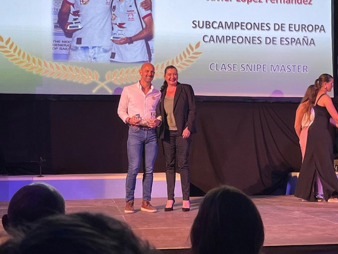 La consejera delegada de Turismo Costa del Sol, Esperanza González, recibió el galardón durante la celebración de la fiesta andaluza de la vela que tuvo lugar en Cádiz.