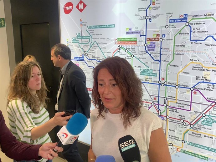 Laia Bonet este lunes en el Centro de Control de Metro de TMB
