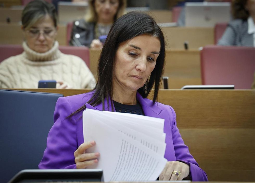 Archivo - La consellera de Hacienda, Ruth Merino, en el pleno de Les Corts