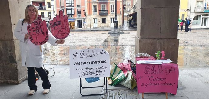 El Servicio de Ayuda a Domicilio (SAD) realiza una 'acampada reivindicativa' en la plaza Mayor, frente al Ayuntamiento de Gijón.