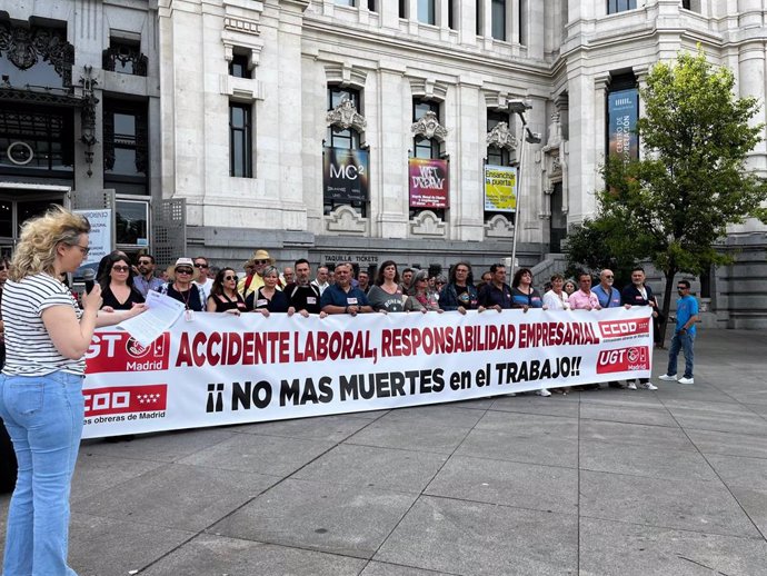 UGT y CC.OO. Se han concentrado este lunes frente al Palacio de Cibeles para recordar a los trabajadores fallecimientos en accidentes laborales producidos en la Comunidad de Madrid. (13 de mayo de 2024)