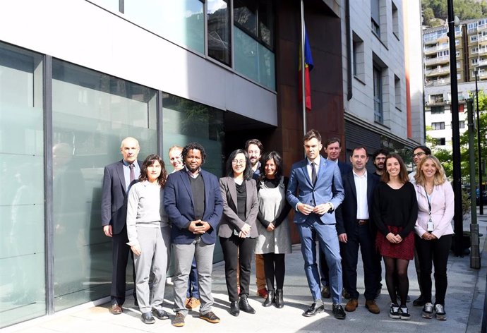 Foto de grupo de la delegación de expertos y los representantes andorranos