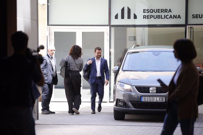 El presidente de la Generalitat de Catalunya y candidato de ERC a la reelección, Pere Aragonès, sale de una rueda de prensa en la sede de ERC, a 13 de mayo de 2024, en Barcelona, Catalunya (España). El presidente de la Generalitat y candidato de ERC a la 