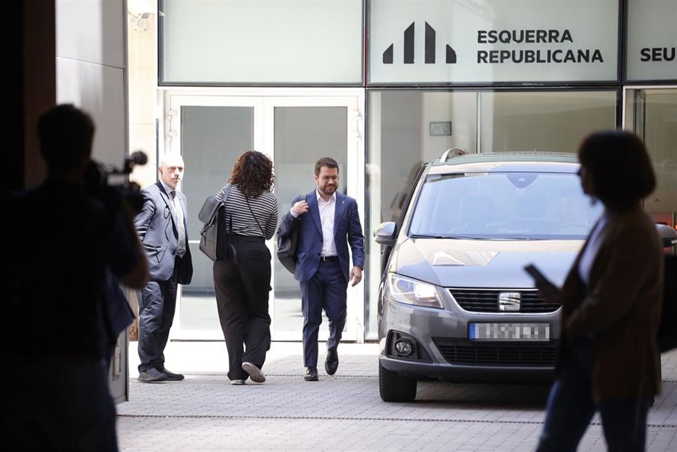 El presidente de la Generalitat de Catalunya y candidato de ERC a la reelección, Pere Aragons, sale de una rueda de prensa en la sede de ERC, a 13 de mayo de 2024, en Barcelona, Catalunya (España). El presidente de la Generalitat y candidato de ERC a l
