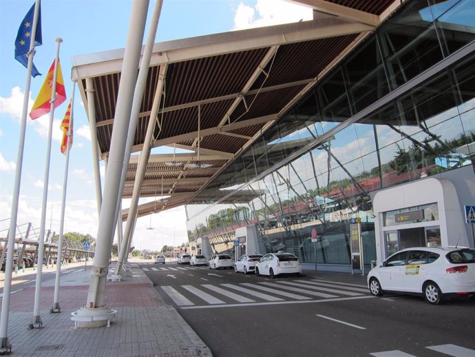 Archivo - Taxis esperando en la parada del Aeropuerto de Zaragoza (imagen de archivo)