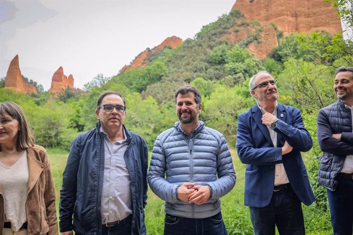 El secretario general del PSCyL, Luis Tudanca, este lunes en su visita a Las Médulas, en León