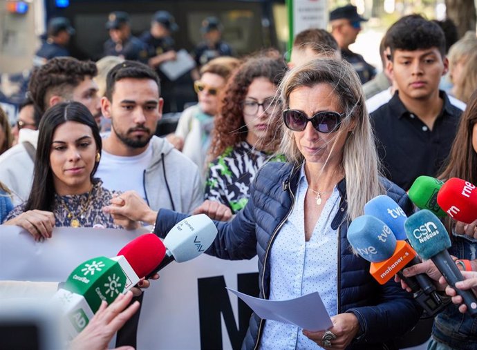 Maria del Carmen Jiménezdurante la lectura de un manifiesto ante el Juzgado de Menores