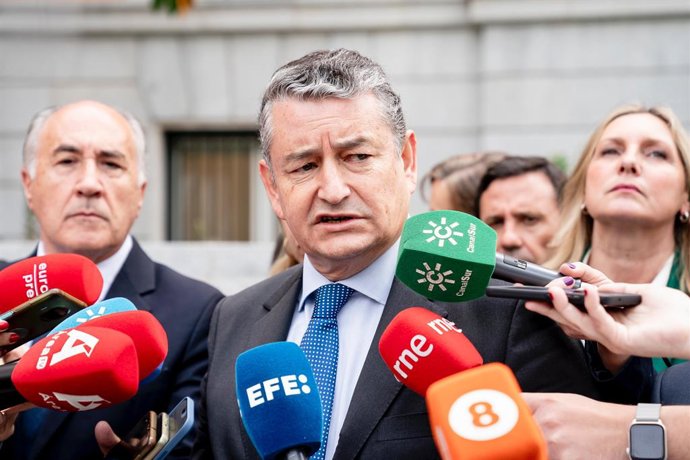 El consejero de la Presidencia, Interior, Diálogo Social y Simplificación Administrativa, Antonio Sanz, atiende a los medios de comunicación tras la reunión con el ministro de Asuntos Exteriores, Unión Europea y Cooperación, José Manuel Albares,  y los 