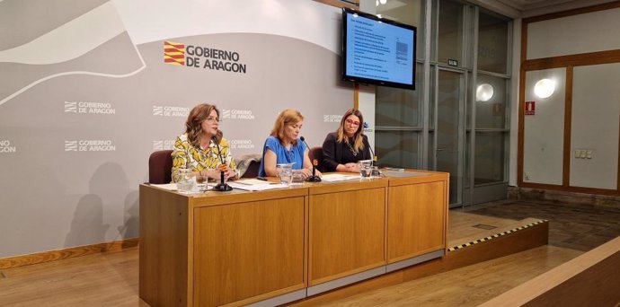 Las directoras generales de Política Educativa, Ana Moracho, y Salud Pública, Nuria Gayán, y Zoraida Soriano, directora de Producción del Conocimiento del IACS