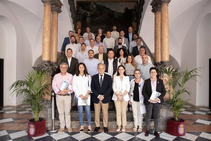 El presidente de la Diputación de Córdoba, Salvador Fuentes (centro), tras la reunión de Grupo Cinco.