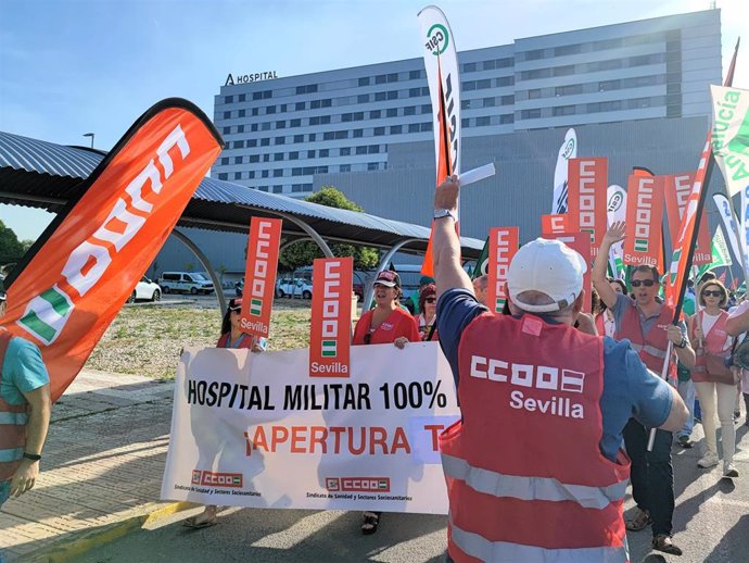 Concentración de protesta junto al Hospital Muñoz Cariñanos para exigir la reapertura de la UCI.