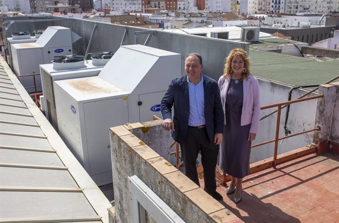 El presidente de la Diputación, David Toscano, y la la alcaldesa de Huelva, Pilar Mirnada, en una visita al Gran Teatro de Huelva.