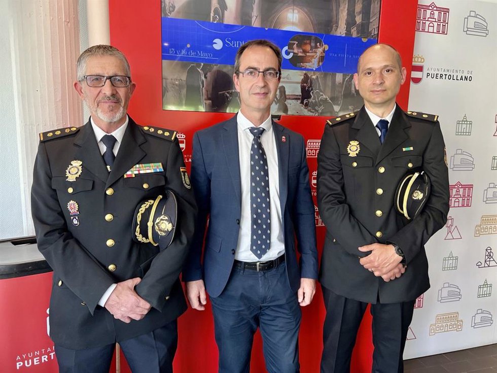 El comisario Julián Maroto, acompañado del inspector jefe Rodrigo Montero y del concejal de Festejos de Puertollano, Juan Sebastián López Berdonces.