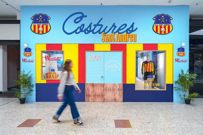 Tienda 'Costures Sant Andreu' donde aficionados de la UE Sant Andreu podrán hacerse su propia equipación oficial